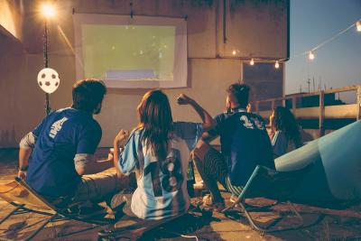 Letnie kino plenerowe – jak je urządzić w przydomowym ogrodzie?